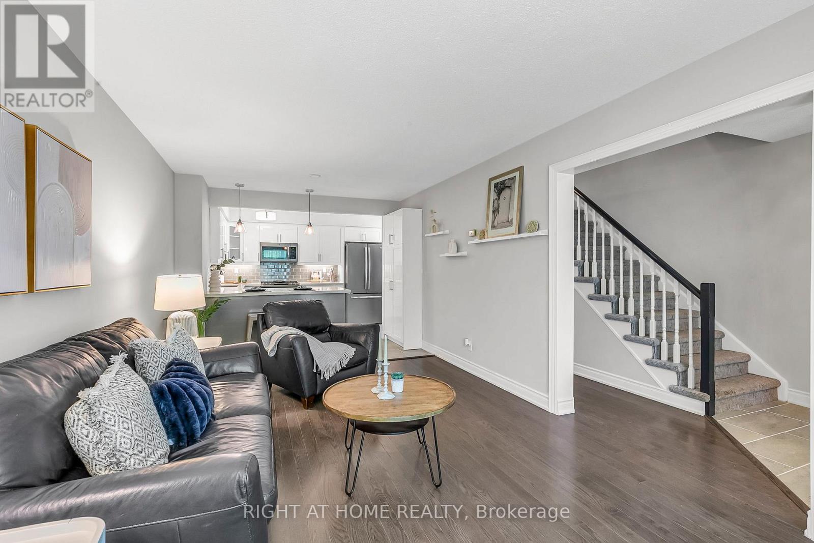 25 Castle Rock Drive, Richmond Hill, Ontario  L4C 5A3 - Photo 4 - N12465187