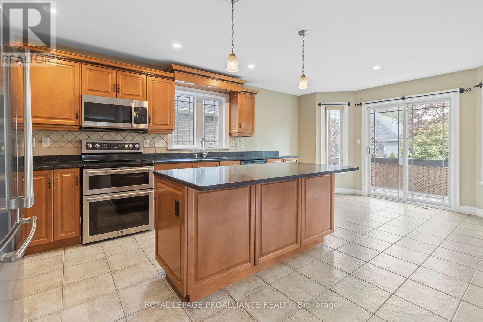 1009 Crestwood Drive, Brockville, Ontario  K6V 7N1 - Photo 12 - X12465461