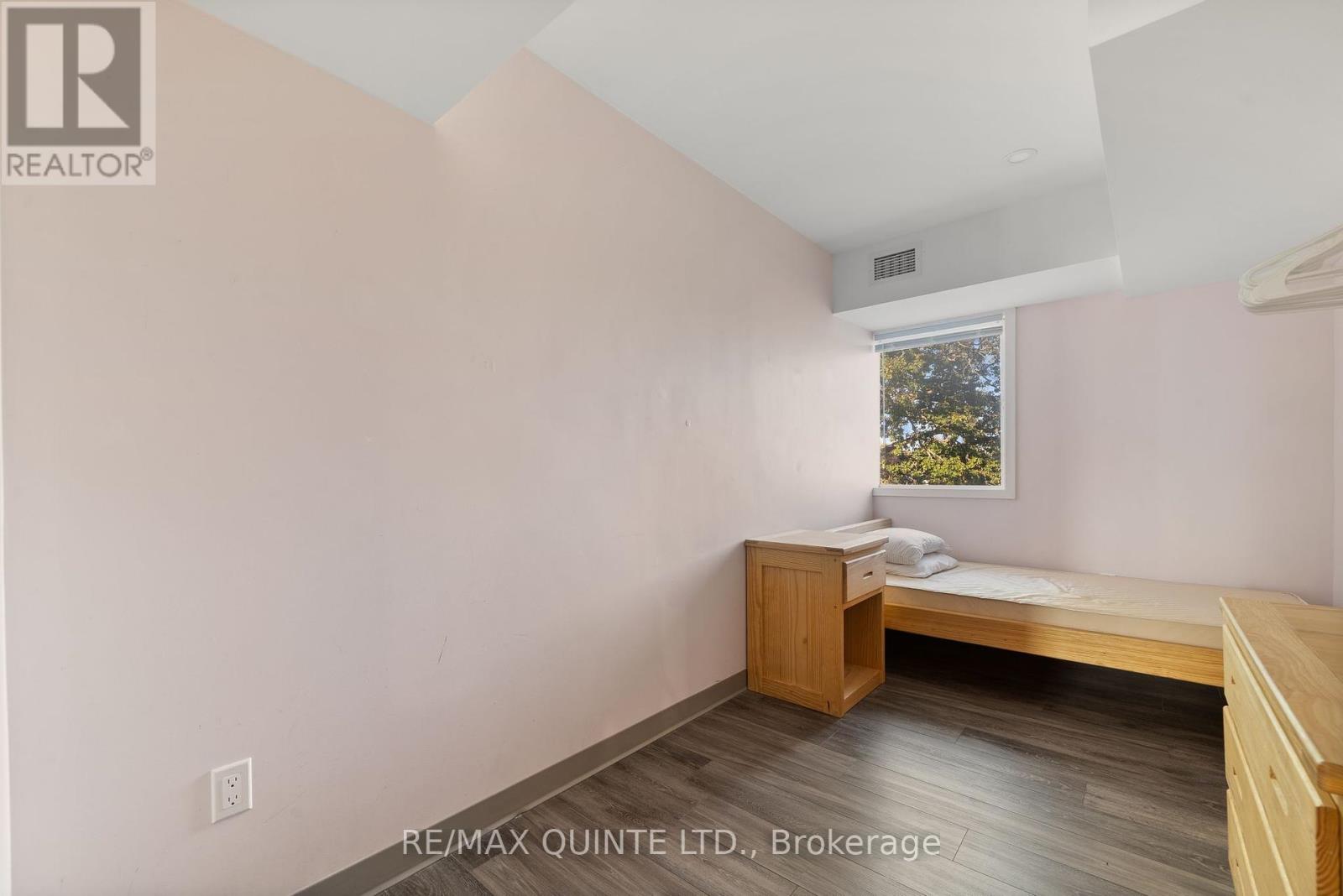 72 Orchard Drive, Belleville, Ontario K8P 2K7 - Photo 10 - X12465343