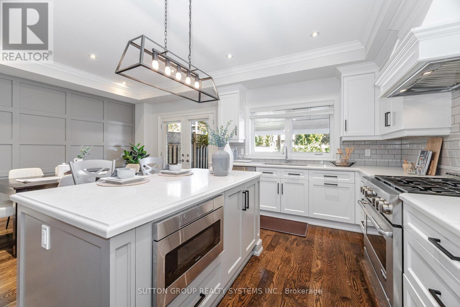 9 Iroquois Avenue, Mississauga (Port Credit), Ontario  L5G 1M7 - Photo 14 - W12465183