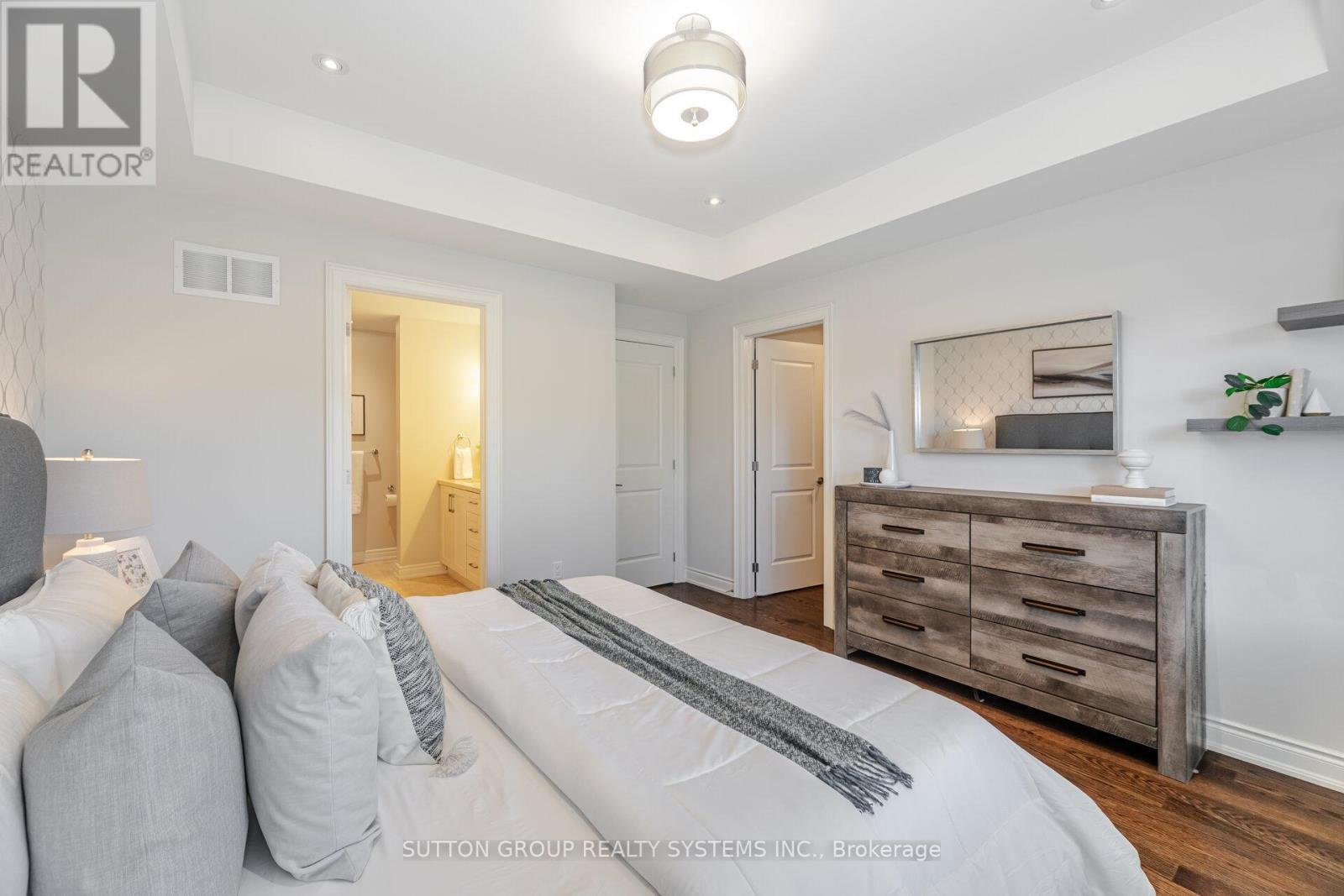 9 Iroquois Avenue, Mississauga (Port Credit), Ontario  L5G 1M7 - Photo 22 - W12465183