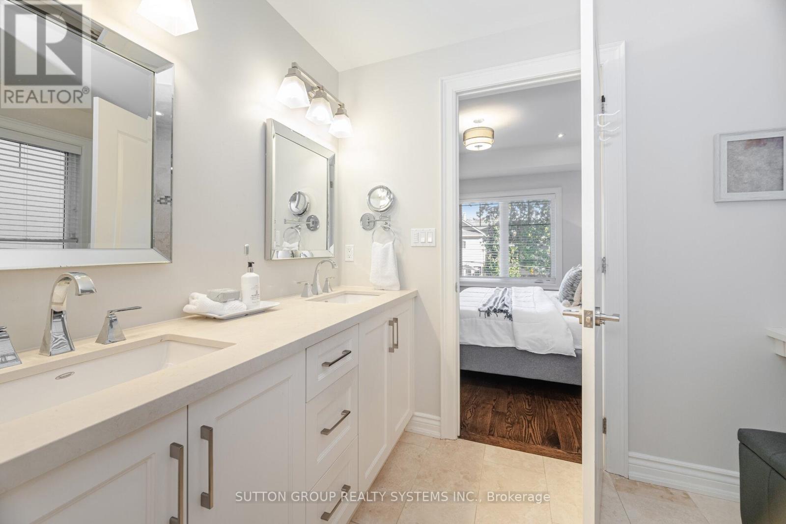 9 Iroquois Avenue, Mississauga (Port Credit), Ontario  L5G 1M7 - Photo 25 - W12465183