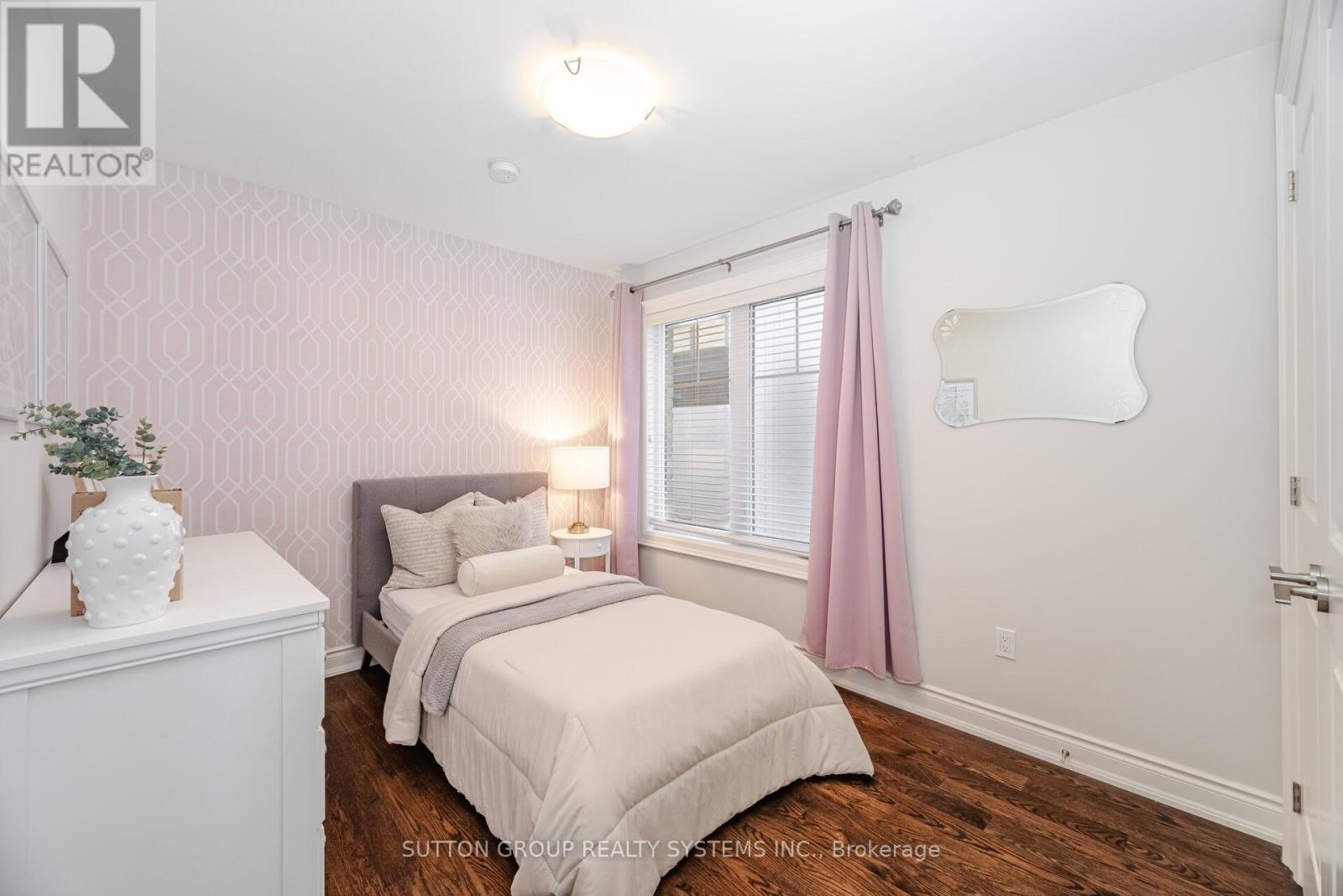 9 Iroquois Avenue, Mississauga (Port Credit), Ontario  L5G 1M7 - Photo 27 - W12465183