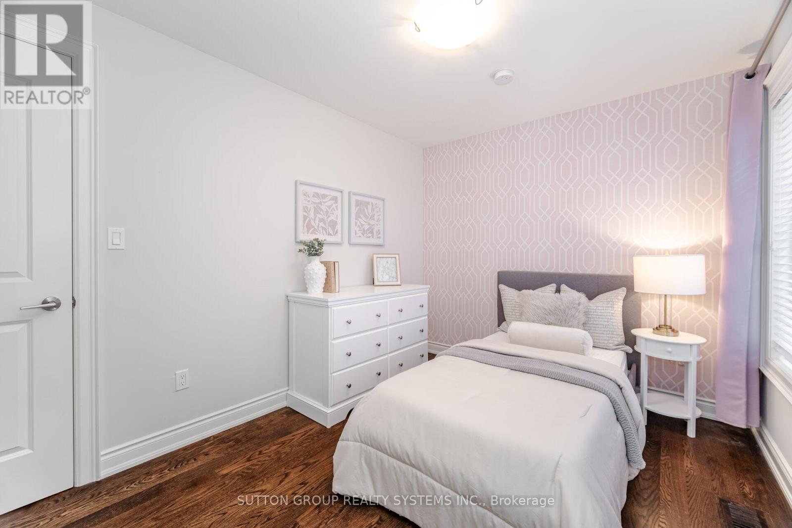 9 Iroquois Avenue, Mississauga (Port Credit), Ontario  L5G 1M7 - Photo 28 - W12465183