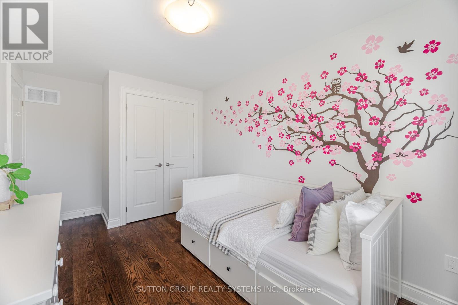 9 Iroquois Avenue, Mississauga (Port Credit), Ontario  L5G 1M7 - Photo 30 - W12465183