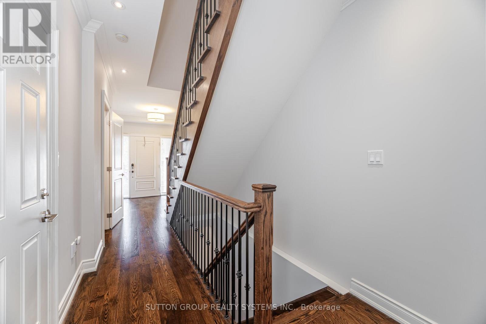 9 Iroquois Avenue, Mississauga (Port Credit), Ontario  L5G 1M7 - Photo 36 - W12465183