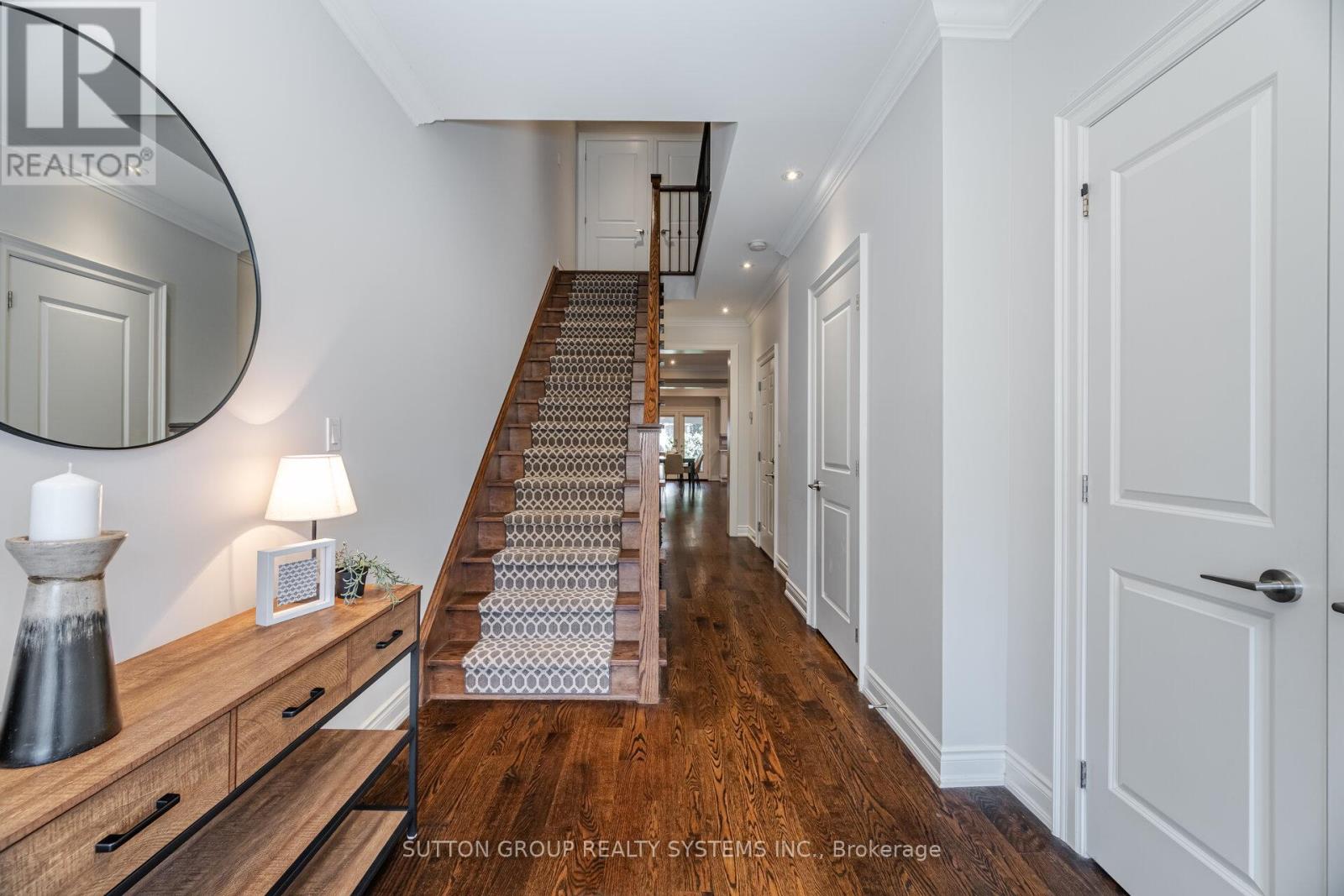 9 Iroquois Avenue, Mississauga (Port Credit), Ontario  L5G 1M7 - Photo 4 - W12465183