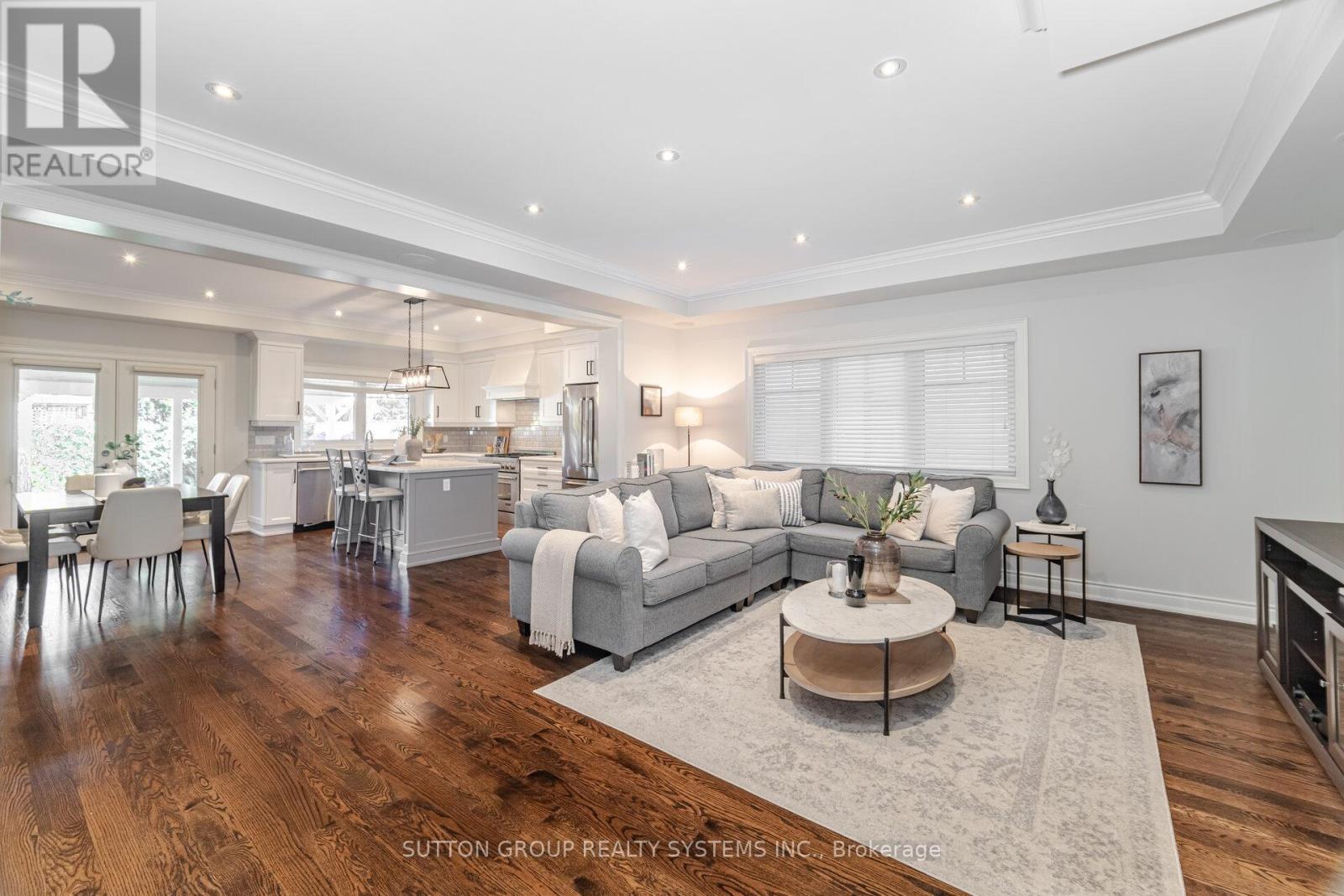 9 Iroquois Avenue, Mississauga (Port Credit), Ontario  L5G 1M7 - Photo 5 - W12465183