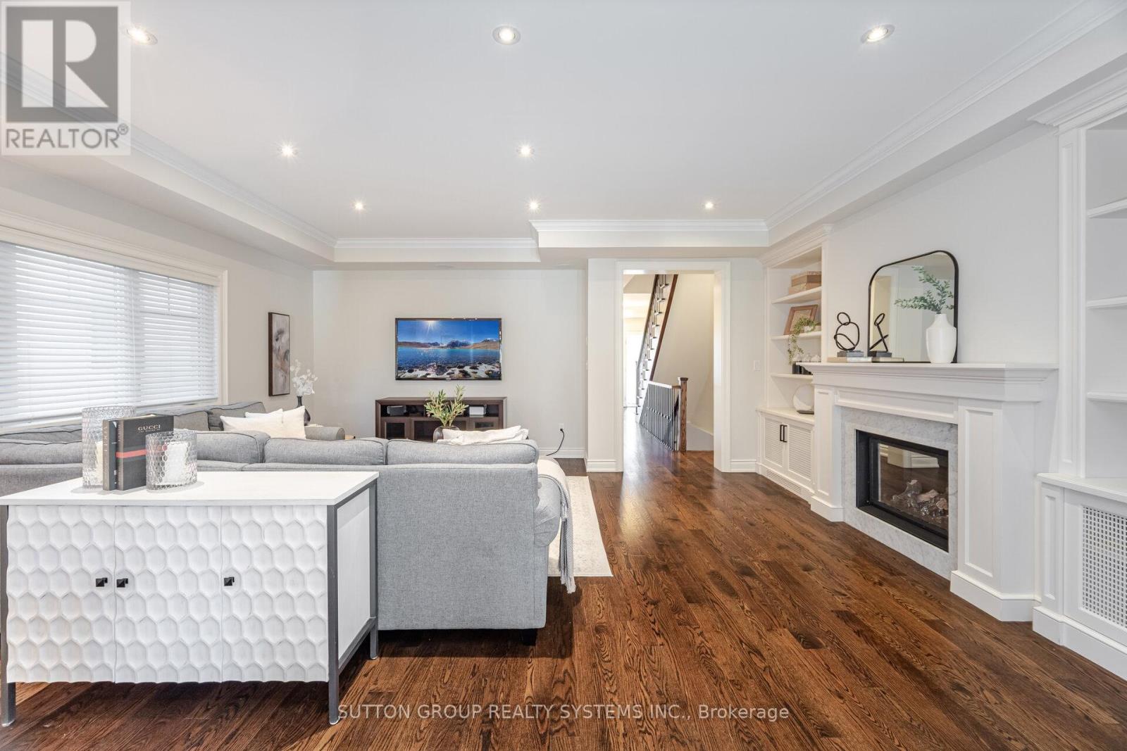 9 Iroquois Avenue, Mississauga (Port Credit), Ontario  L5G 1M7 - Photo 6 - W12465183