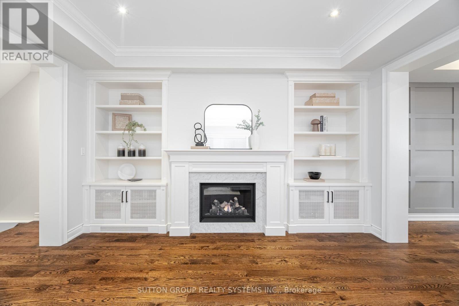9 Iroquois Avenue, Mississauga (Port Credit), Ontario  L5G 1M7 - Photo 7 - W12465183