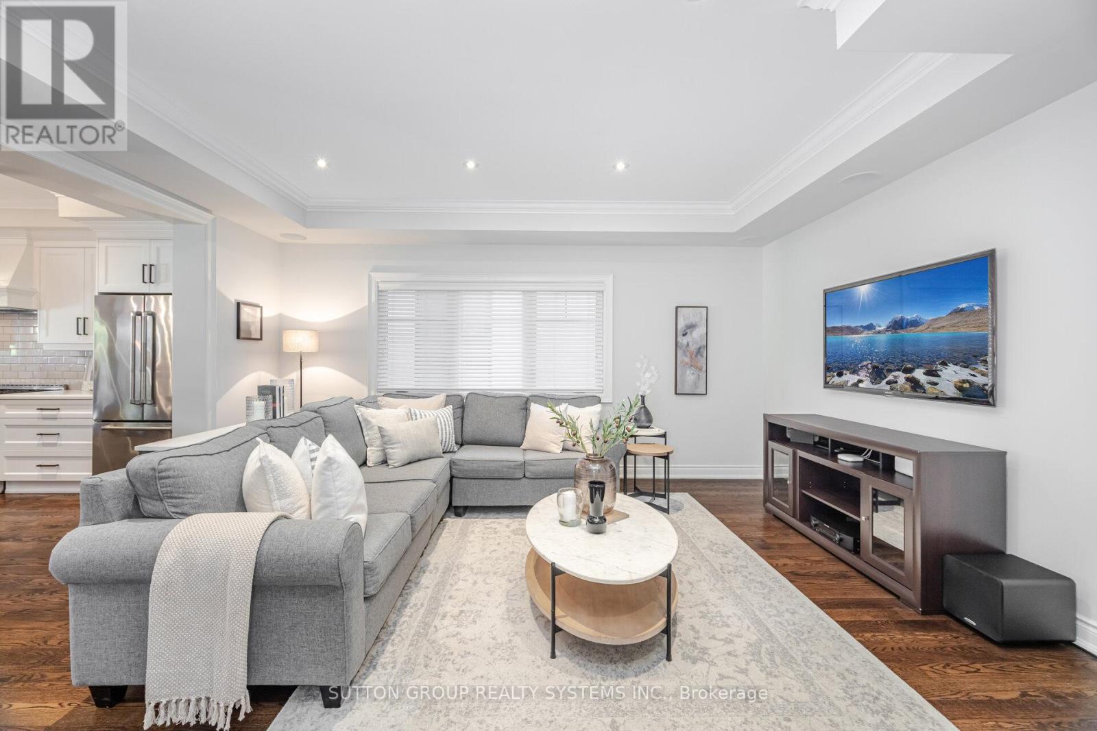 9 Iroquois Avenue, Mississauga (Port Credit), Ontario  L5G 1M7 - Photo 8 - W12465183