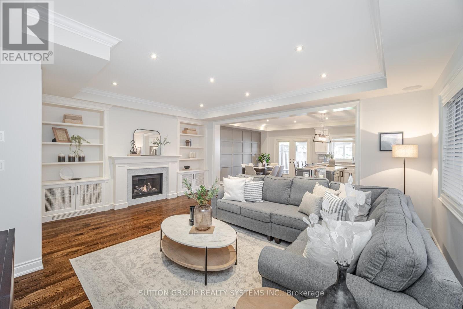 9 Iroquois Avenue, Mississauga (Port Credit), Ontario  L5G 1M7 - Photo 9 - W12465183
