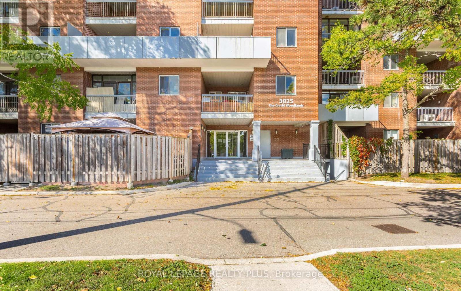 301 - 3025 The Credit Woodlands, Mississauga (Erindale), Ontario  L5C 2V3 - Photo 3 - W12465214