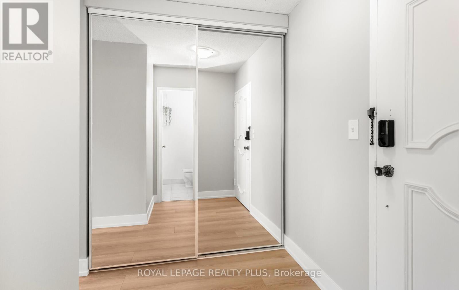 301 - 3025 The Credit Woodlands, Mississauga (Erindale), Ontario  L5C 2V3 - Photo 5 - W12465214