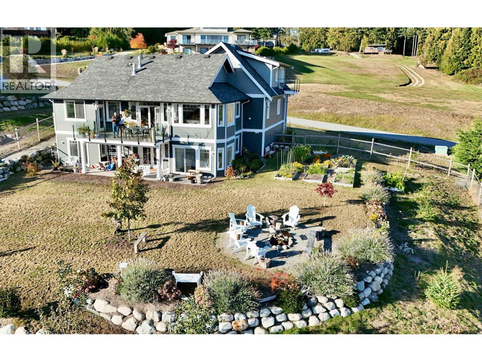 605 Woodland Avenue, Gibsons, British Columbia  V0N 1V1 - Photo 2 - R2976018