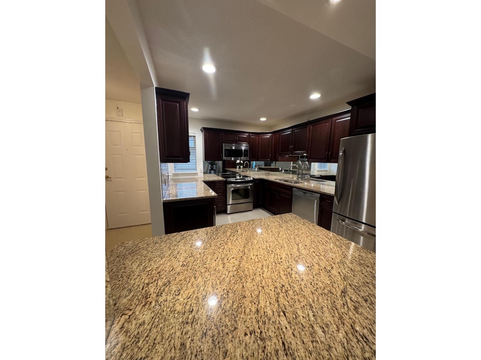 303 15255 18 Avenue, Surrey, British Columbia  V4A 1W9 - Photo 1 - R3046455