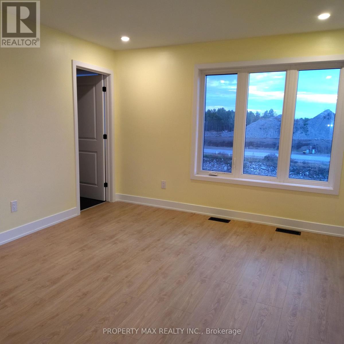 70 Staples Boulevard, Smiths Falls, Ontario  K7A 0A5 - Photo 8 - X12465208