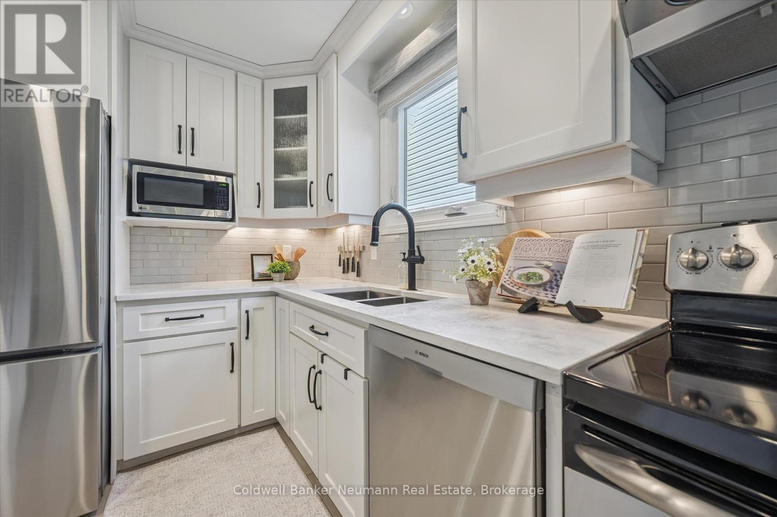 638 Holman Crescent, Centre Wellington, Ontario  N1M 3M1 - Photo 2 - X12465542