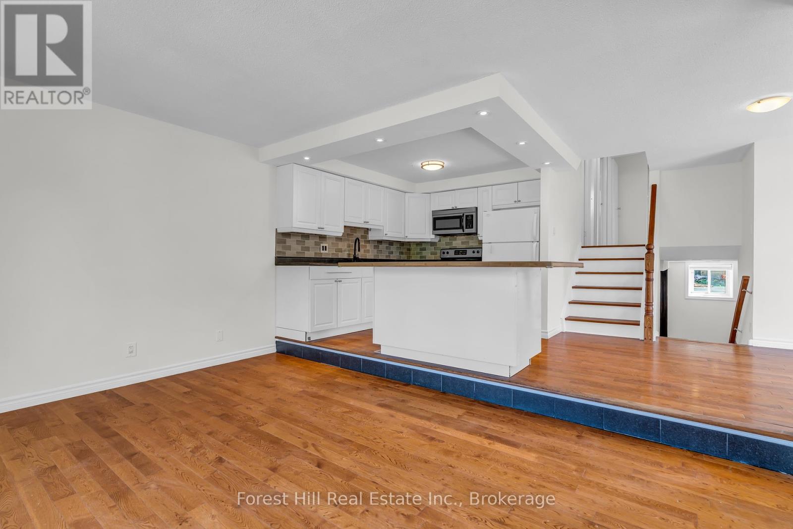 15 Homestead Place, Kitchener, Ontario  N2N 1Z1 - Photo 4 - X12465587