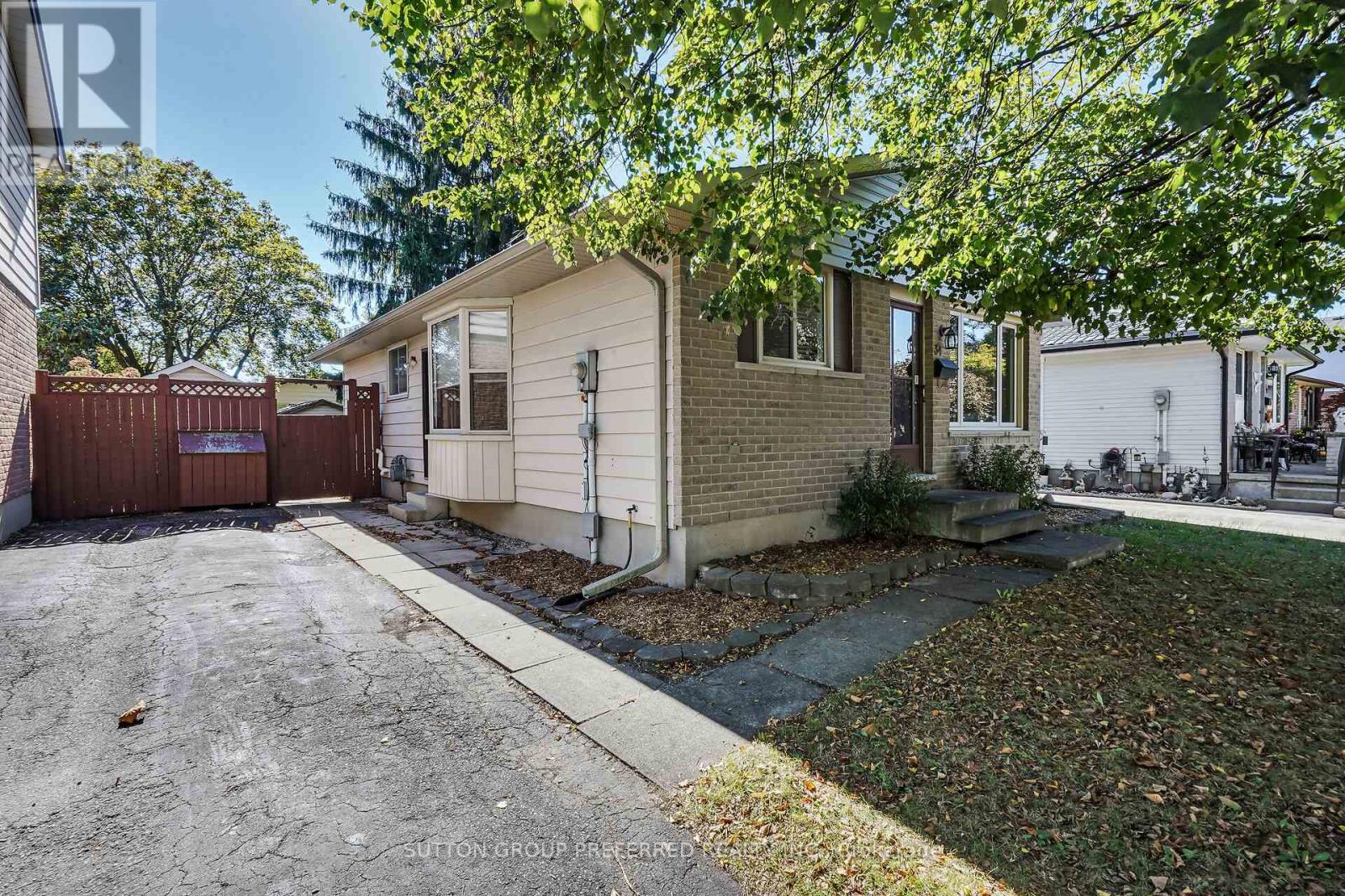 34 Hearthside Place, London East, Ontario  N5V 3N1 - Photo 2 - X12465583
