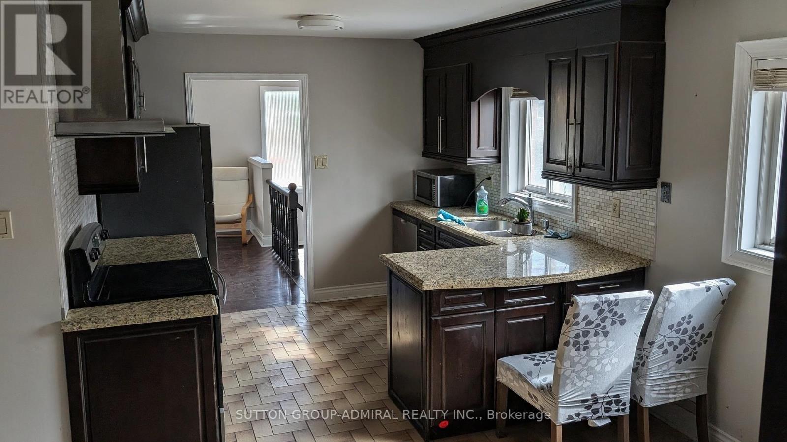 Upper - 214 Park Lawn Road, Toronto (Stonegate-Queensway), Ontario  M8Y 3J4 - Photo 3 - W12450949