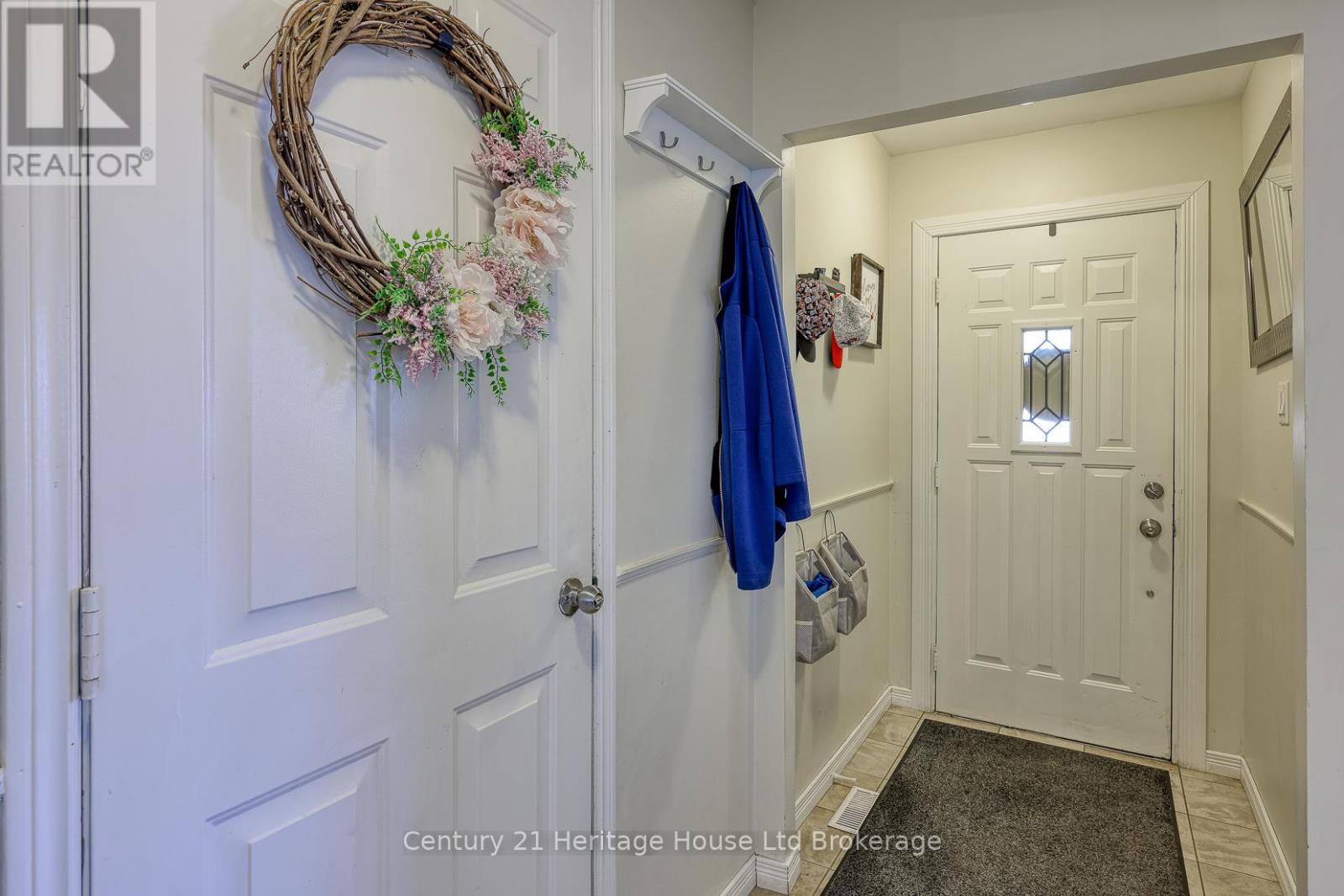 9 Edmunds Crescent, London South, Ontario  N5Z 4J1 - Photo 3 - X12465531