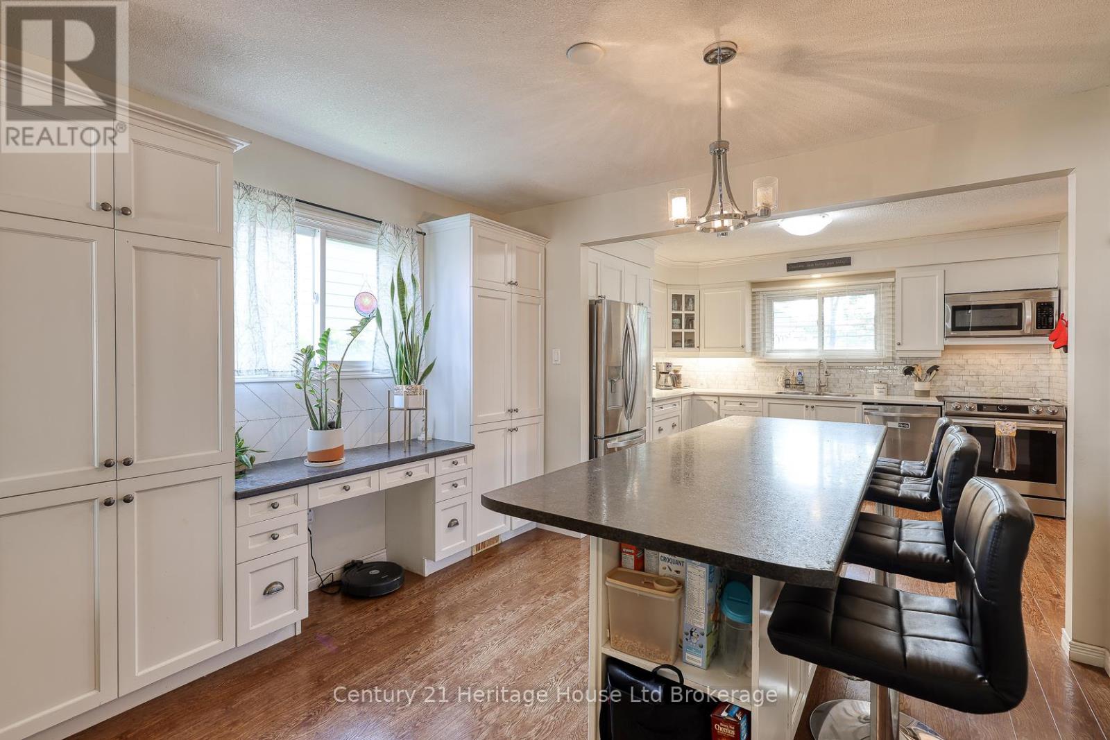 9 Edmunds Crescent, London South, Ontario  N5Z 4J1 - Photo 4 - X12465531