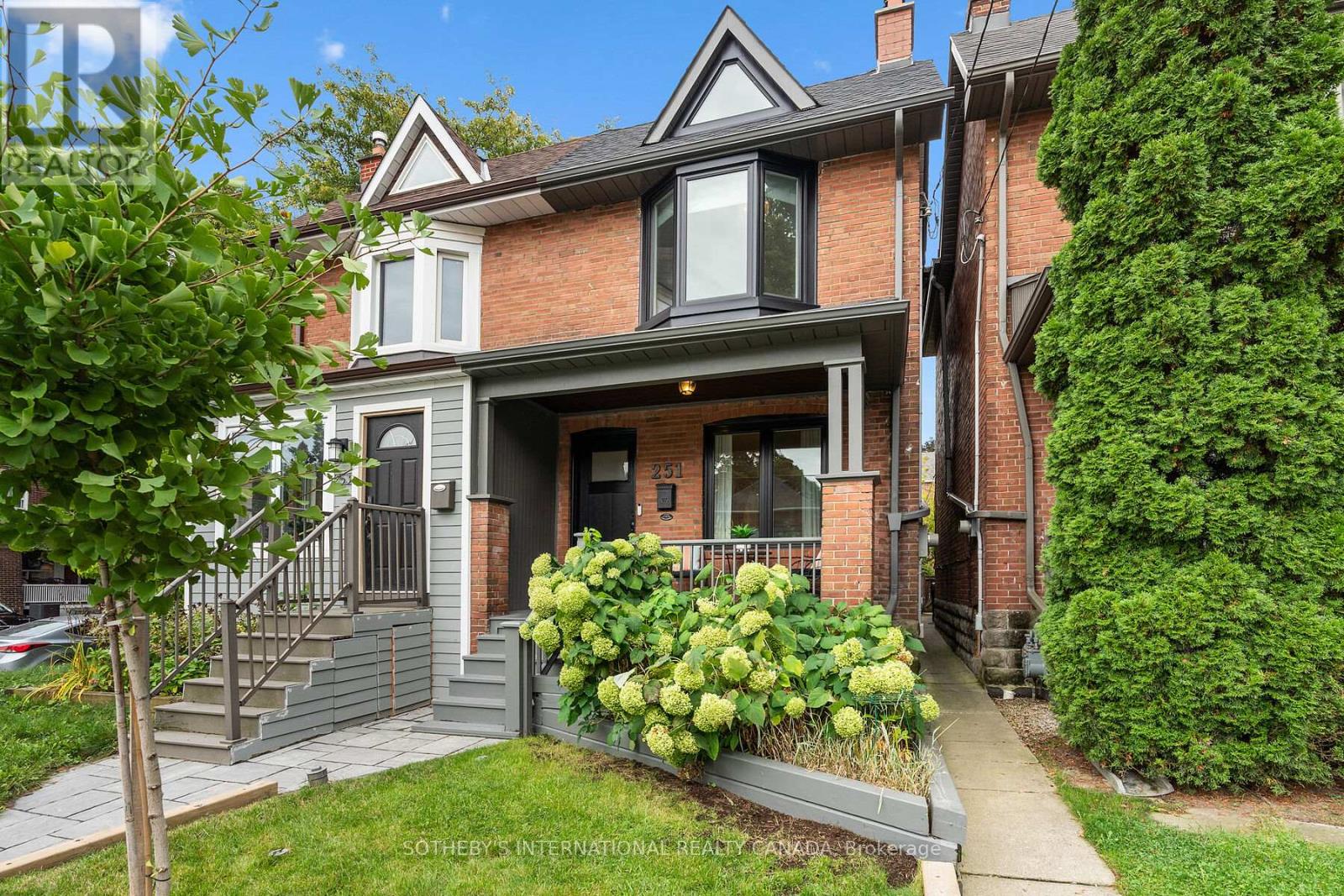 251 BOWOOD AVENUE, Toronto, Ontario