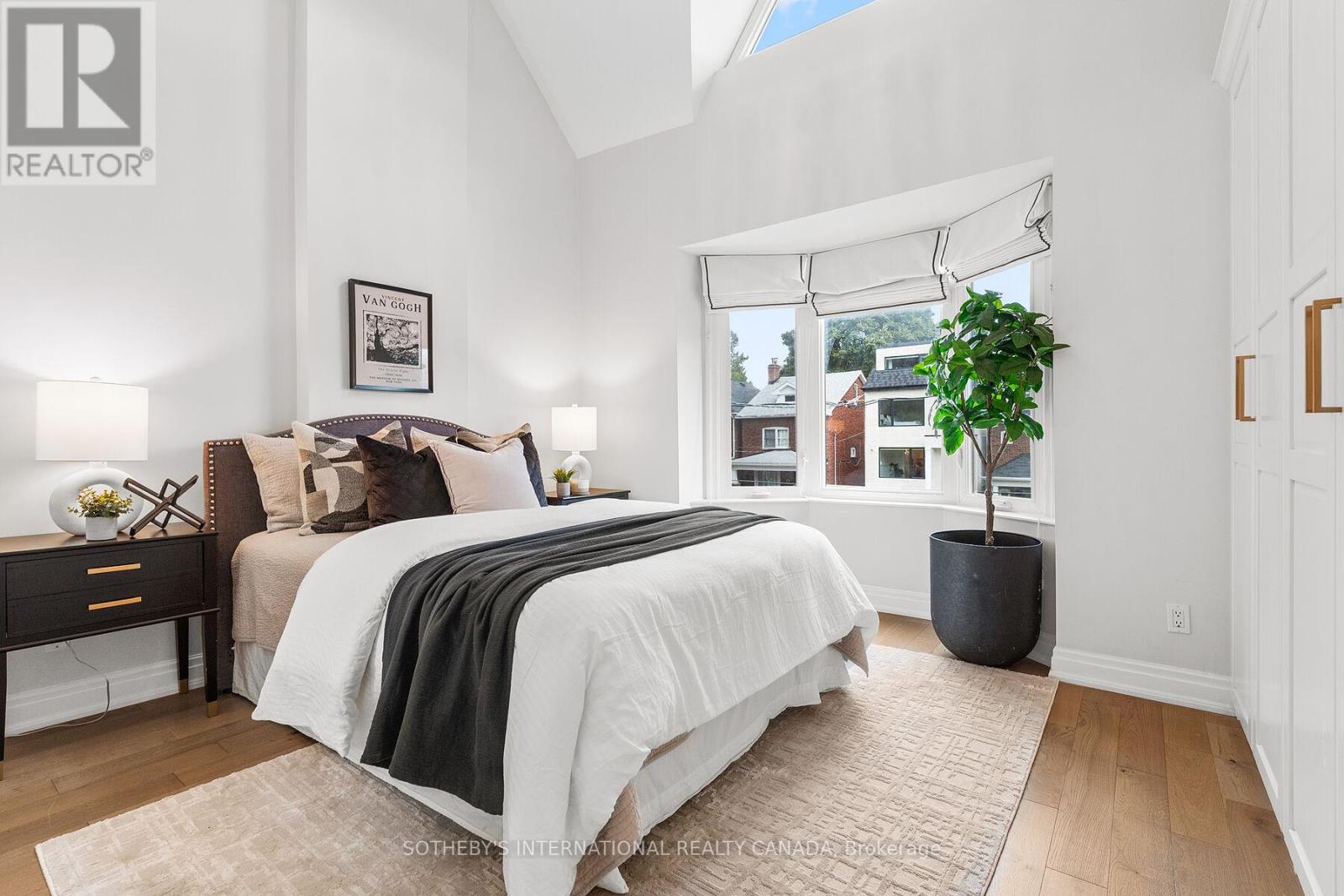 251 Bowood Avenue, Toronto, Ontario  M4N 1Y7 - Photo 5 - C12465296