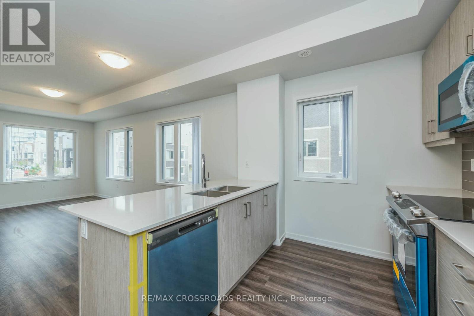 292 - 140 Honeycrisp Crescent, Vaughan, Ontario  L4K 0N7 - Photo 5 - N12465310