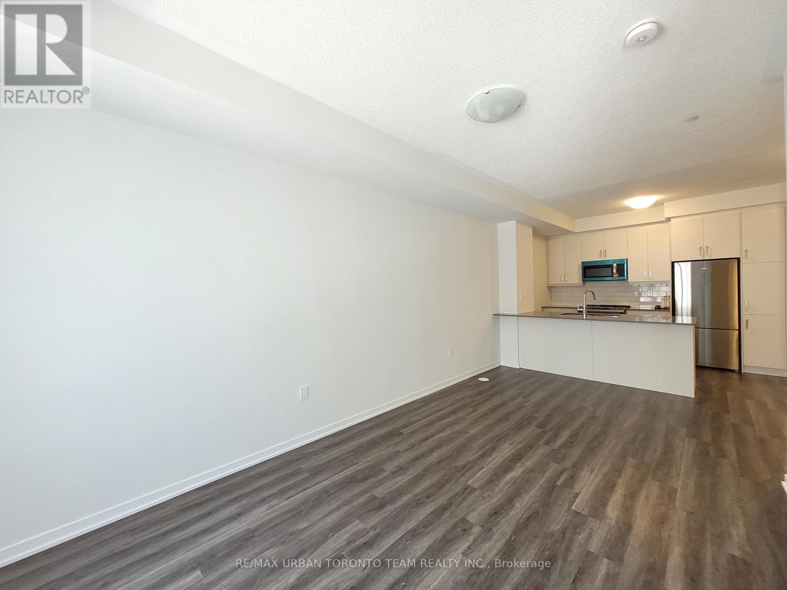 Th 165 - 151 Honeycrisp Crescent, Vaughan, Ontario  L4K 0N7 - Photo 3 - N12465336