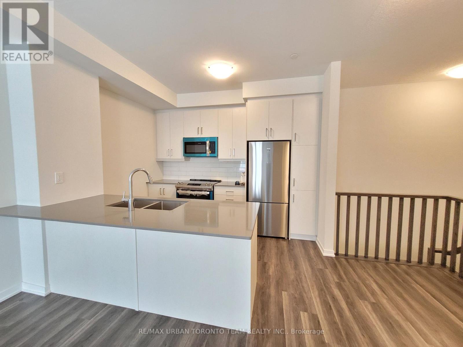 Th 165 - 151 Honeycrisp Crescent, Vaughan, Ontario  L4K 0N7 - Photo 4 - N12465336