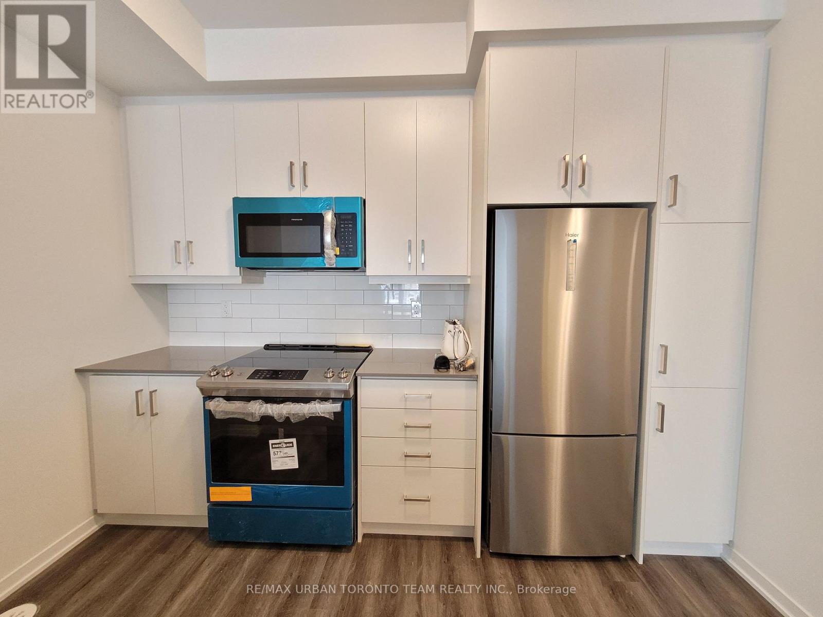 Th 165 - 151 Honeycrisp Crescent, Vaughan, Ontario  L4K 0N7 - Photo 5 - N12465336