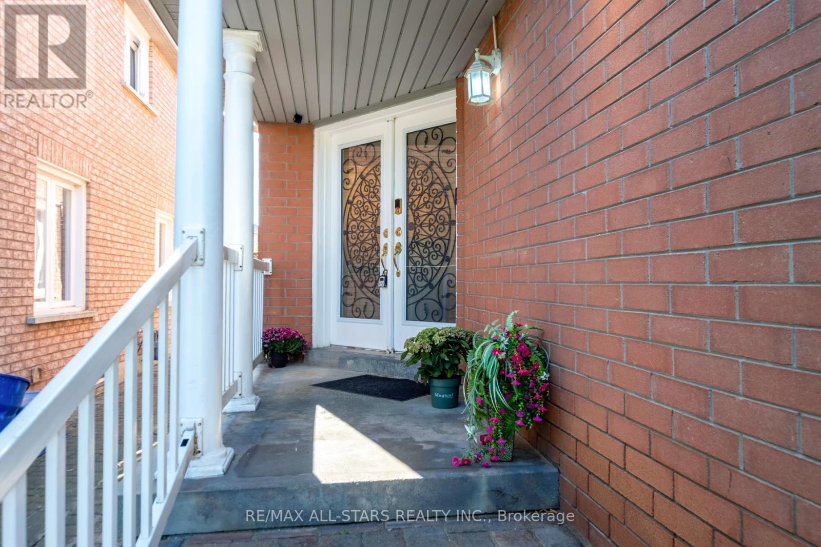 211 Sophia Road, Markham, Ontario  L3S 4C5 - Photo 2 - N12465364