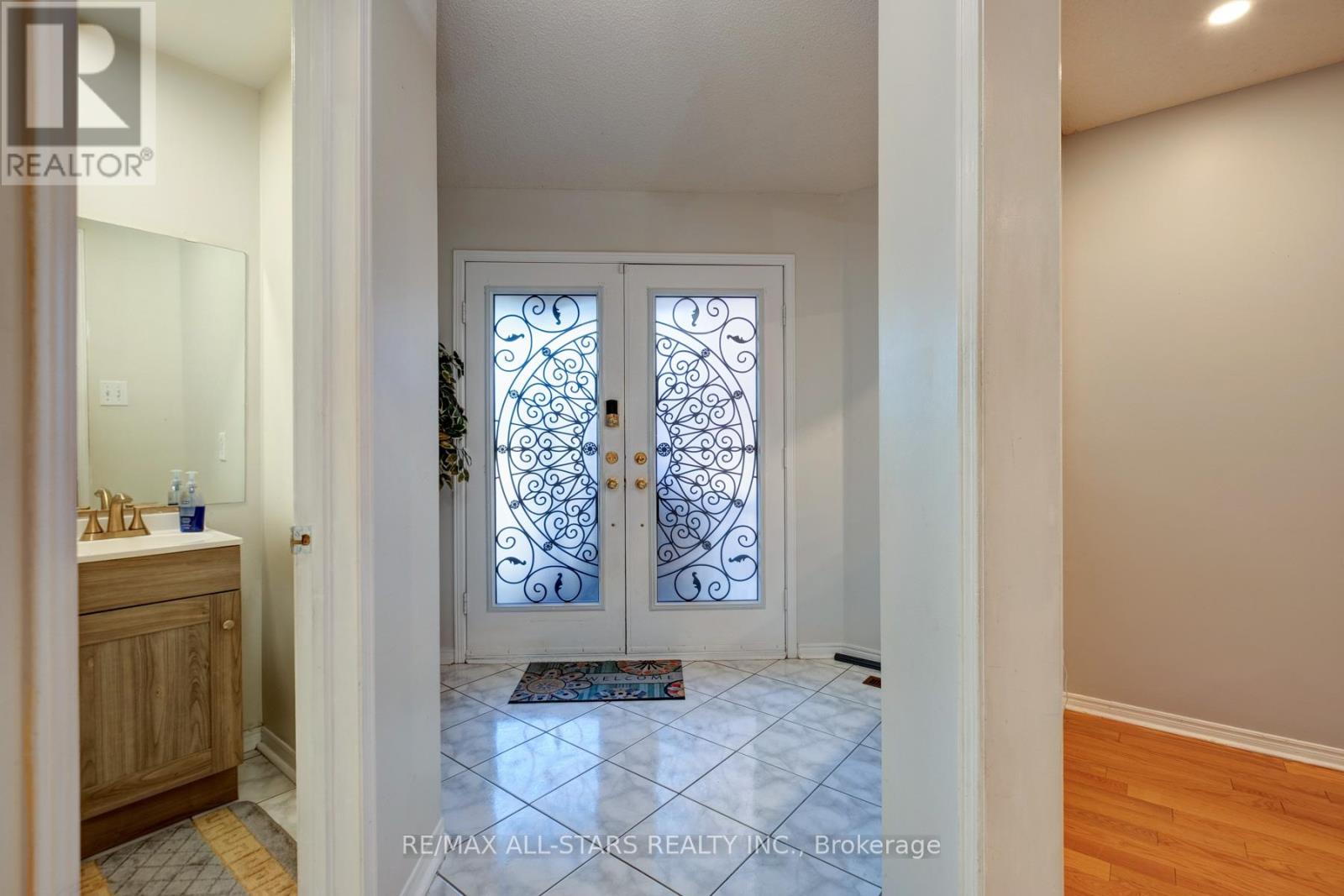211 Sophia Road, Markham, Ontario  L3S 4C5 - Photo 3 - N12465364