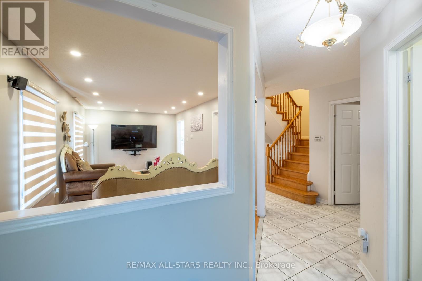 211 Sophia Road, Markham, Ontario  L3S 4C5 - Photo 4 - N12465364