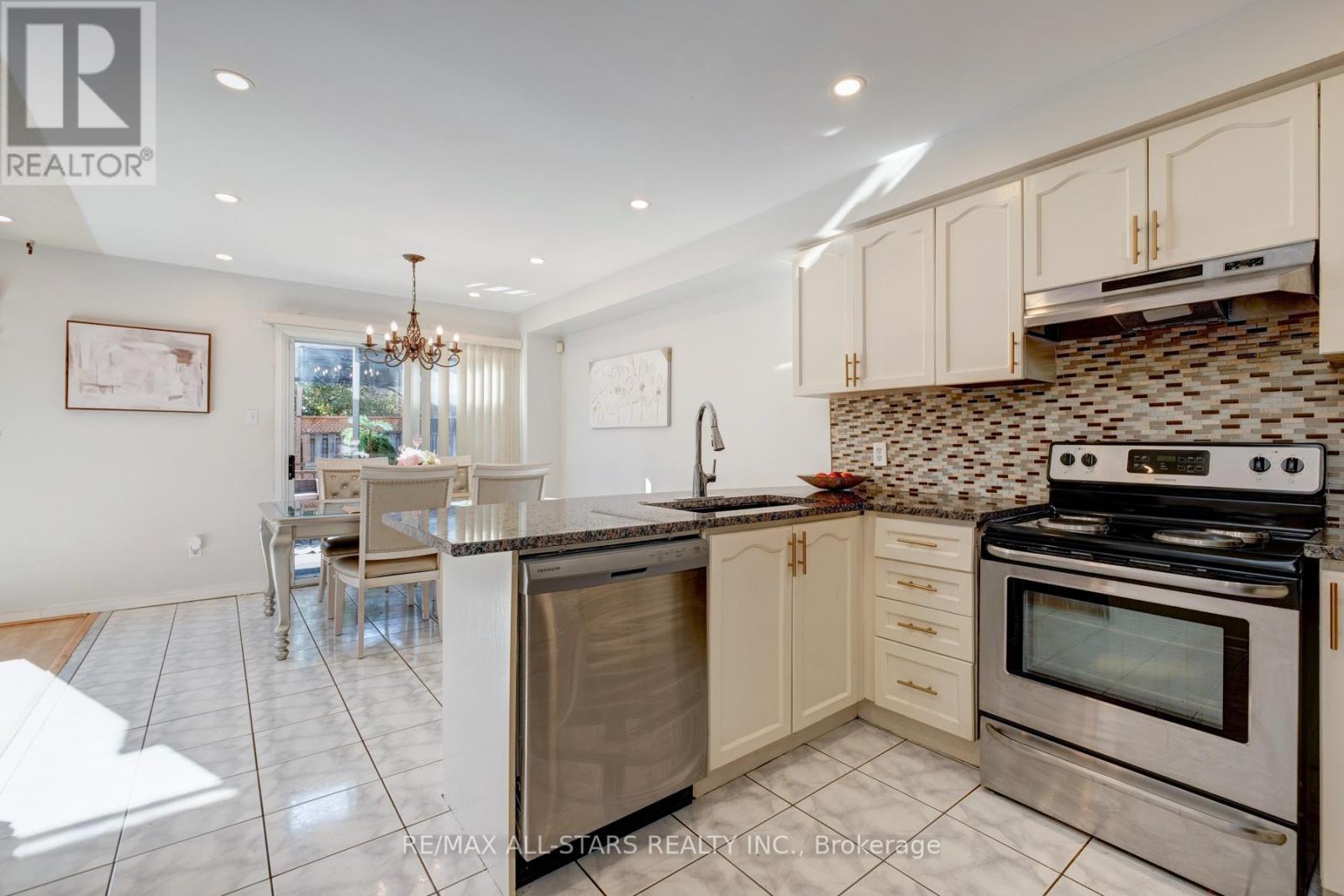 211 Sophia Road, Markham, Ontario  L3S 4C5 - Photo 9 - N12465364