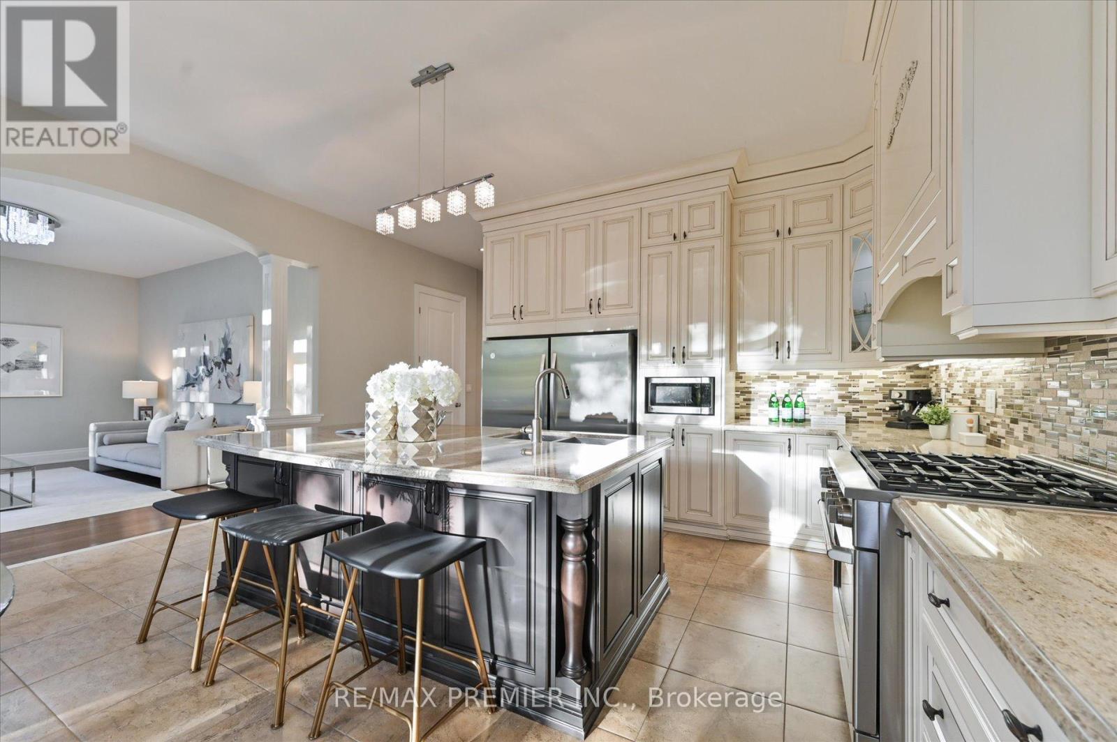 64 Heintzman Crescent, Vaughan (Patterson), Ontario  L6A 4T1 - Photo 17 - N12465458