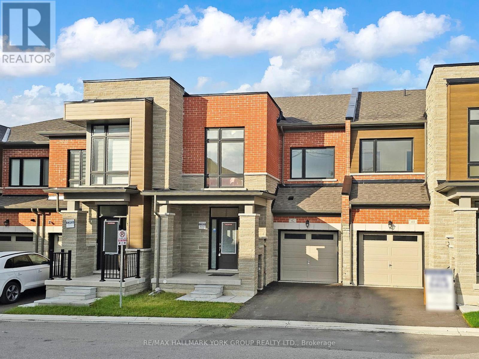 42 Blick Crescent, Aurora, Ontario  L4G 4A6 - Photo 2 - N12465464