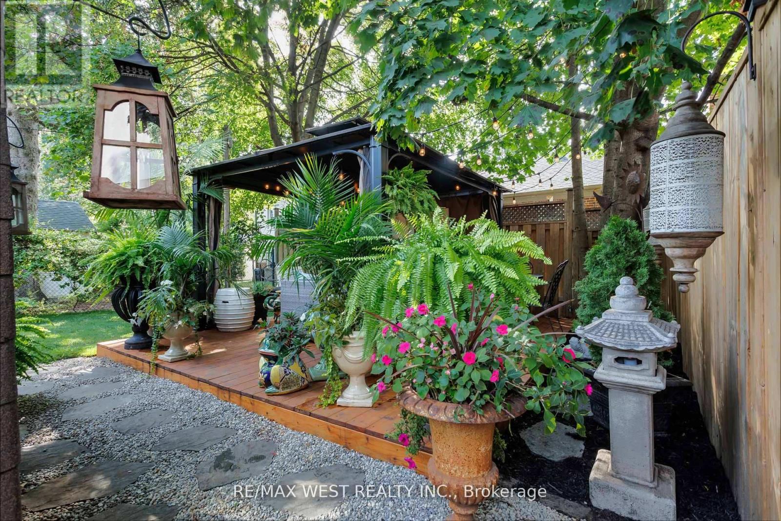 12 Brentwood Road S, Toronto, Ontario  M8Z 3N2 - Photo 2 - W12465246