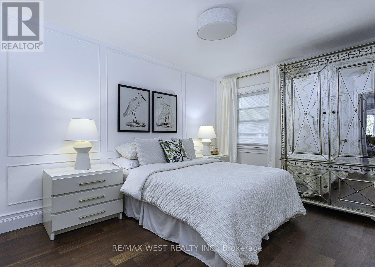 12 Brentwood Road S, Toronto, Ontario  M8Z 3N2 - Photo 9 - W12465246