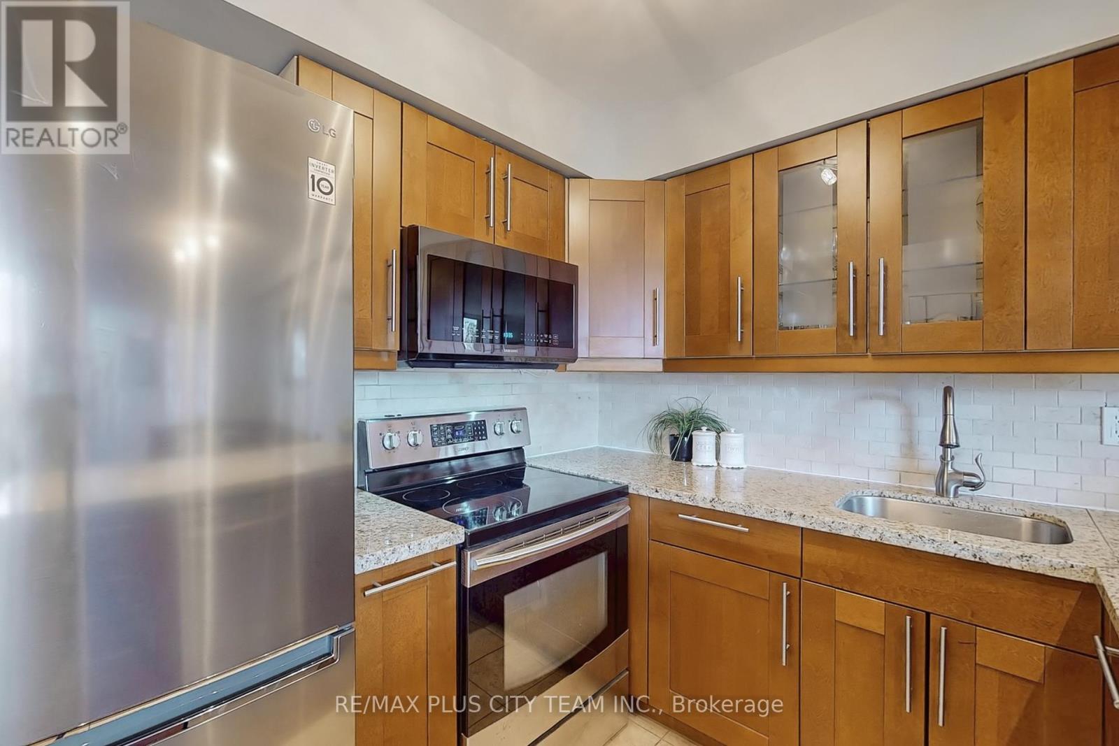 215 - 35 Ormskirk Avenue, Toronto (High Park-Swansea), Ontario  M6S 1A8 - Photo 14 - W12465301