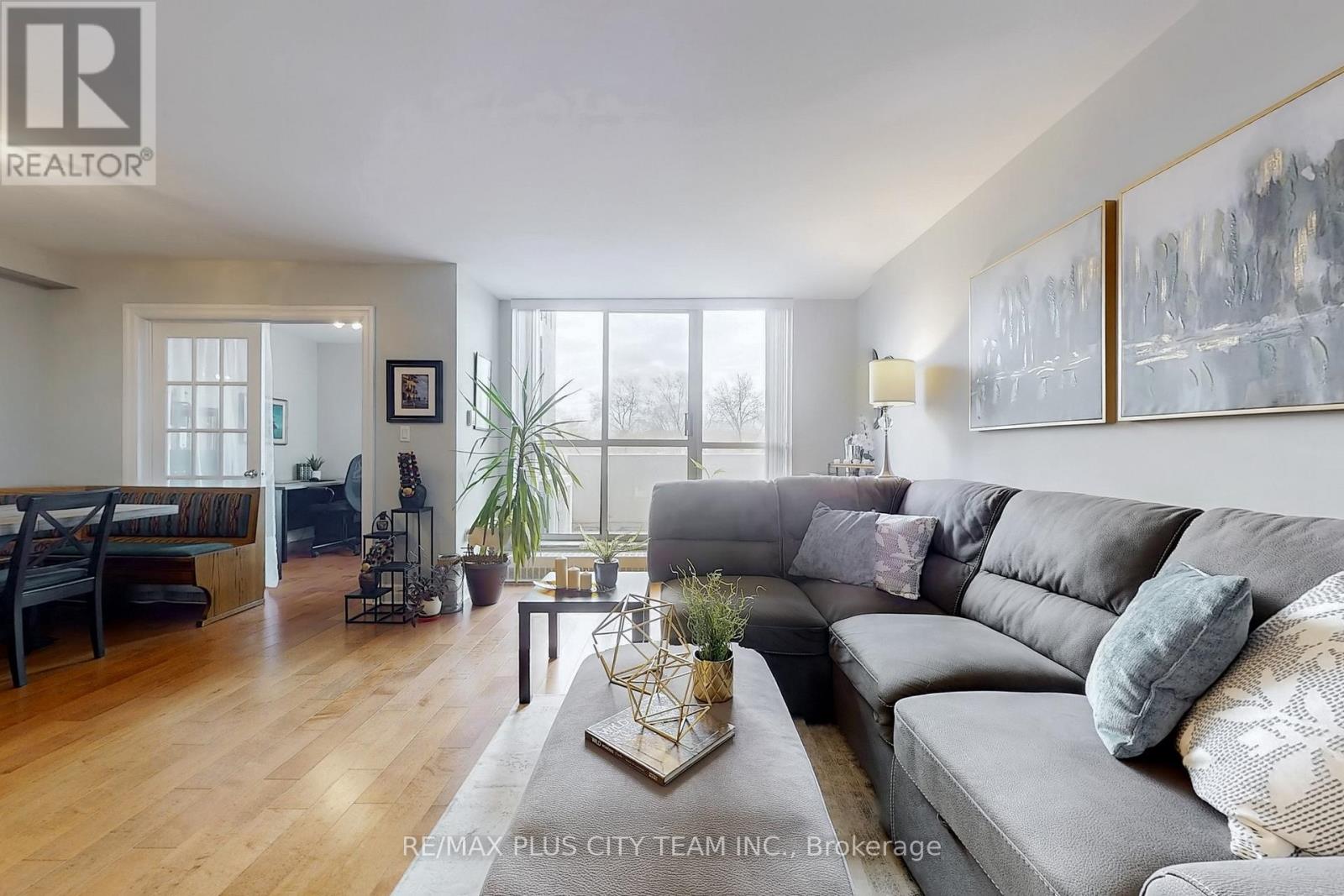 215 - 35 Ormskirk Avenue, Toronto (High Park-Swansea), Ontario  M6S 1A8 - Photo 5 - W12465301