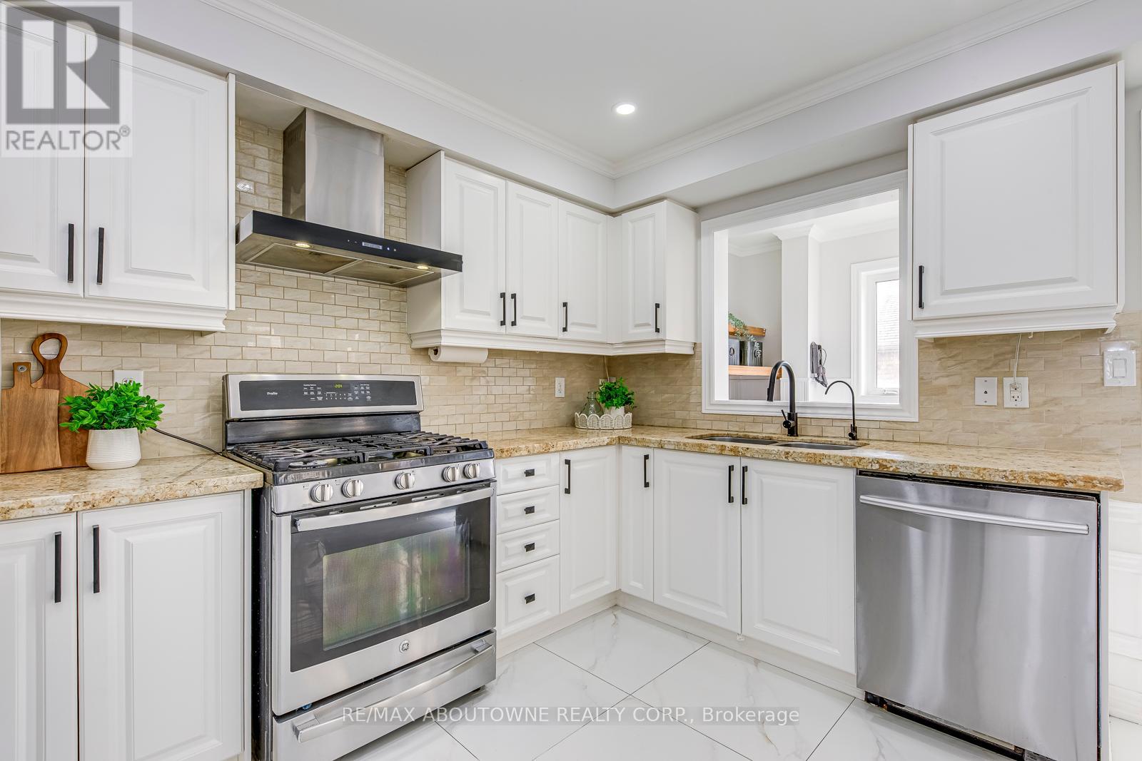 3100 Robert Brown Boulevard, Oakville, Ontario  L6M 4L7 - Photo 15 - W12465318