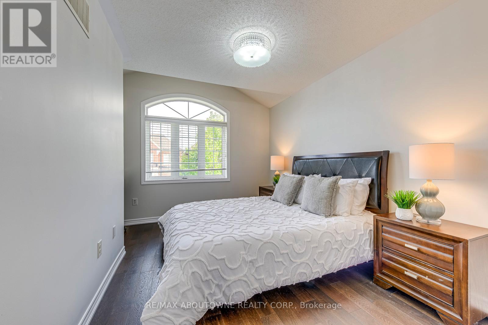 3100 Robert Brown Boulevard, Oakville, Ontario  L6M 4L7 - Photo 26 - W12465318