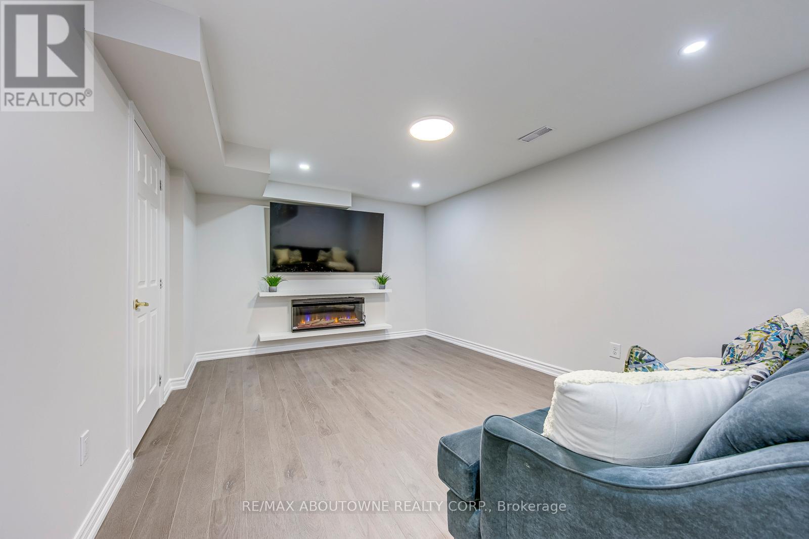 3100 Robert Brown Boulevard, Oakville, Ontario  L6M 4L7 - Photo 33 - W12465318
