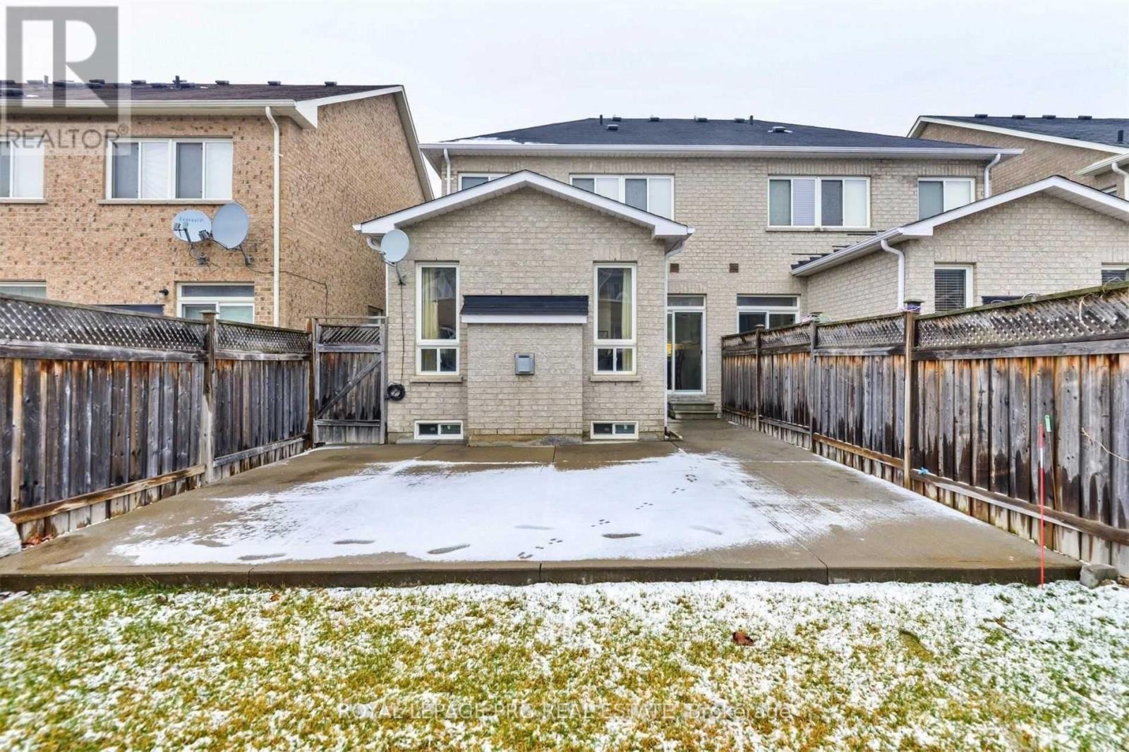 112 Everingham Circle, Brampton, Ontario  L6R 0R9 - Photo 11 - W12465321