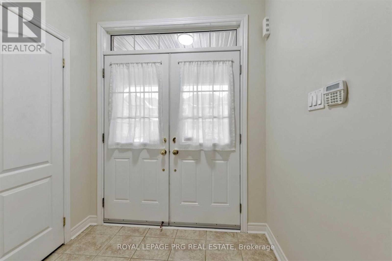 112 Everingham Circle, Brampton, Ontario  L6R 0R9 - Photo 2 - W12465321