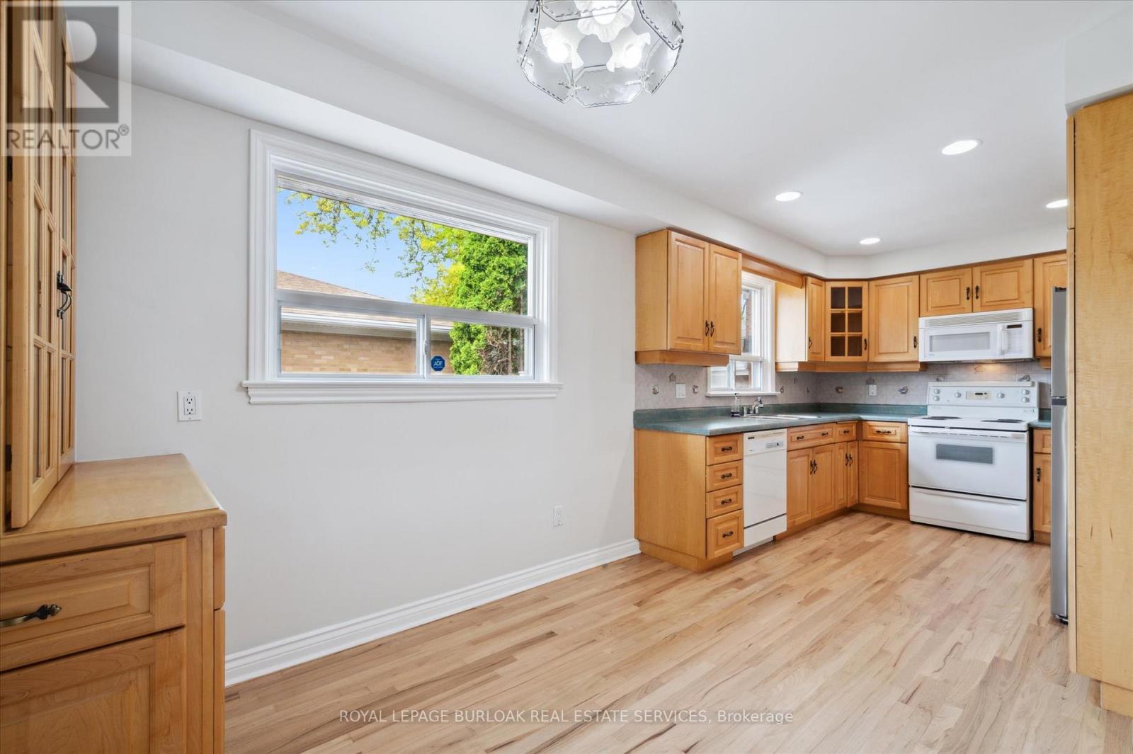 2237 Joyce Street, Burlington, Ontario  L7R 2B6 - Photo 10 - W12465363