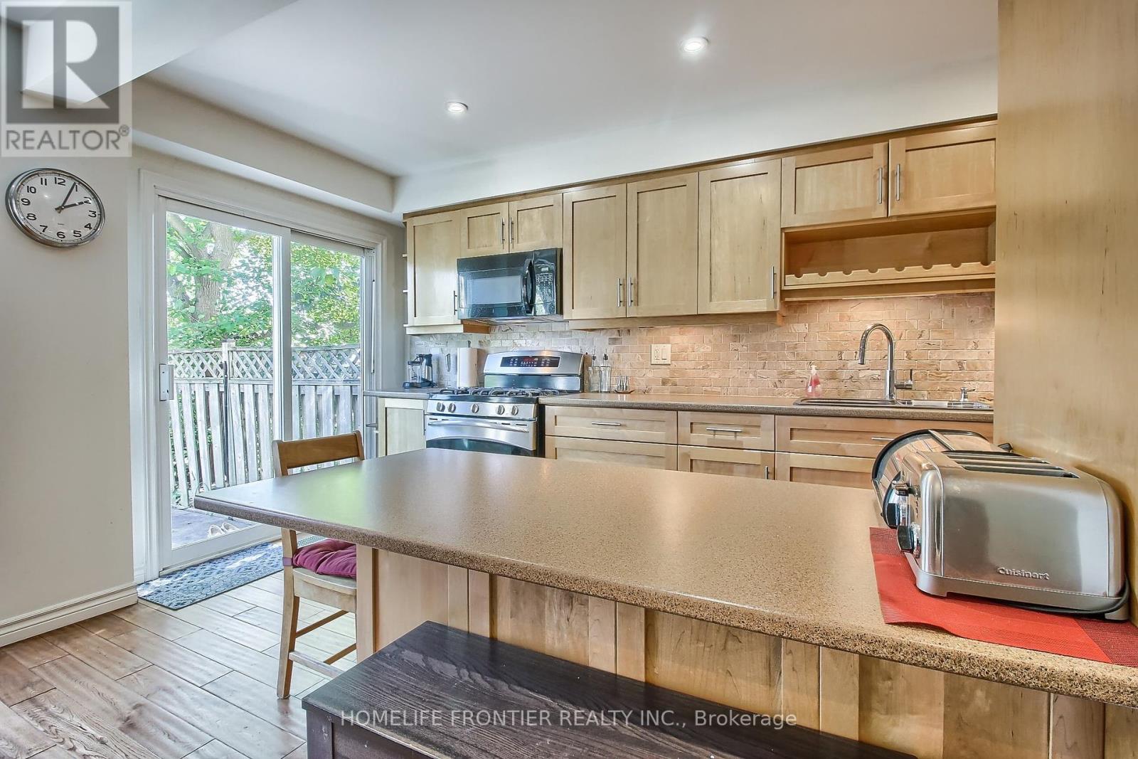 256 Ross Lane, Oakville, Ontario  L6H 5E5 - Photo 16 - W12465422